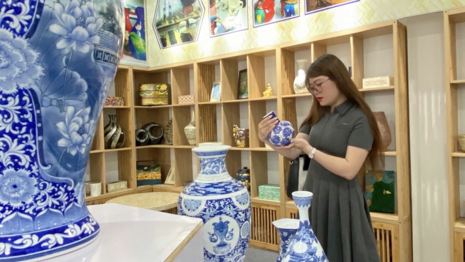 Exhibition showcases ceramics, lacquer, and gold leaf craftsmanship